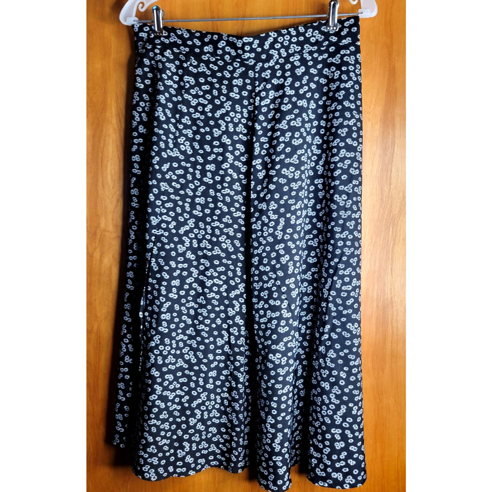 Women’s Black Daisy A‑Line Midi Skirt M Side Zip Front Slit Floral